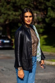 bag, black jacket, blue denim, brown top, crochet bag, denim, green bag, jacket, jean, Jill Kortleve, leather jacket, leopard print, leopard top, lila bag, print, printed top, top, street style, jonathan paciullo, FW, frenchystyle, fashion week, PFW, PARIS, SPRING SUMMER 2022, SS 22, vertical, atmosphere details, model