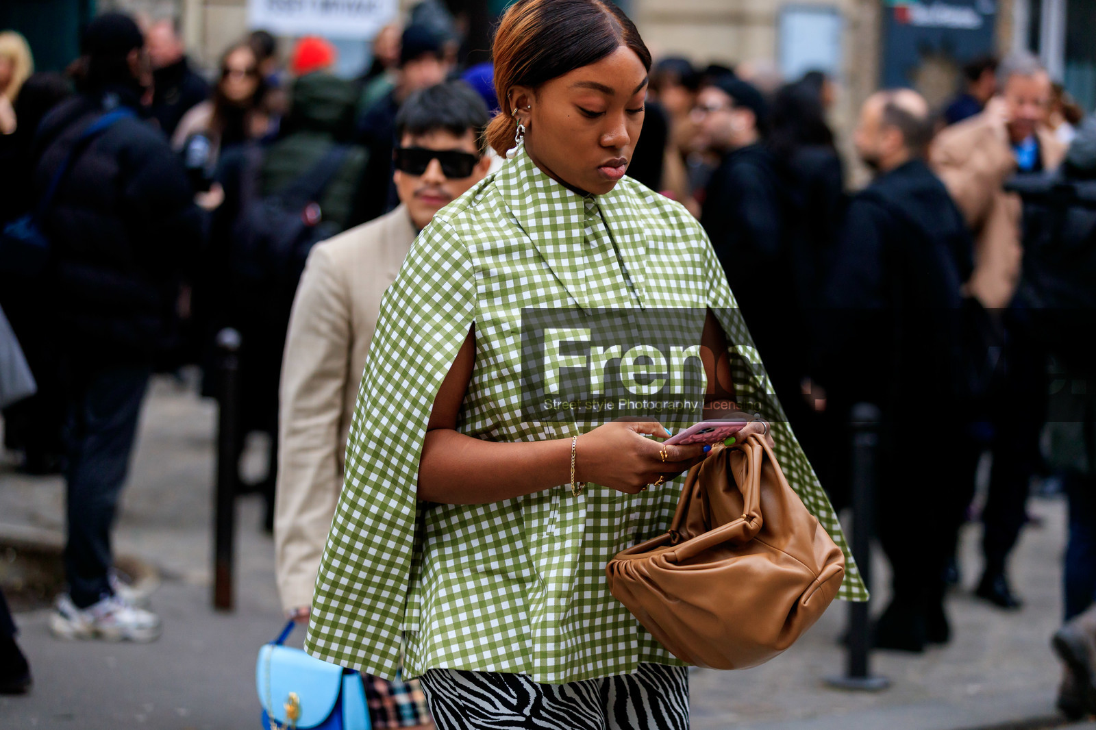 green cape, white cape, checked cape, vichy printed cape, sleeveless cape, camel leather clutch, bottega veneta bag, close up detail, fashion week, frenchystyle, FW, jonathan paciullo, street style, PFW, PARIS, horizontal, atmosphere details, detail