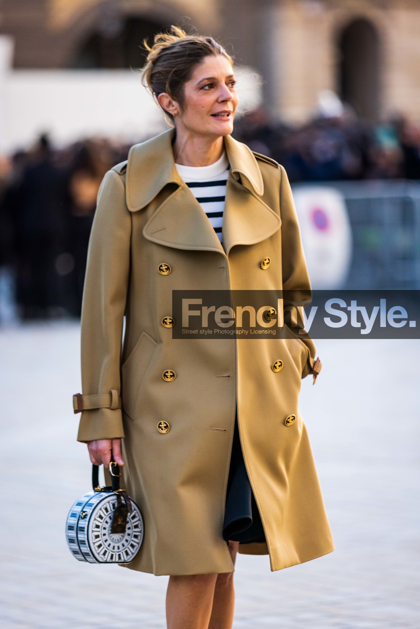 bag, beige coat, Chiara Mastroianni, coat, louis vuitton bag, printed bag, round bag, white bag, fashion week, frenchystyle, FW, jonathan paciullo, street style, PFW, PARIS, SPRING SUMMER 2022, SS 22, vertical, atmosphere details