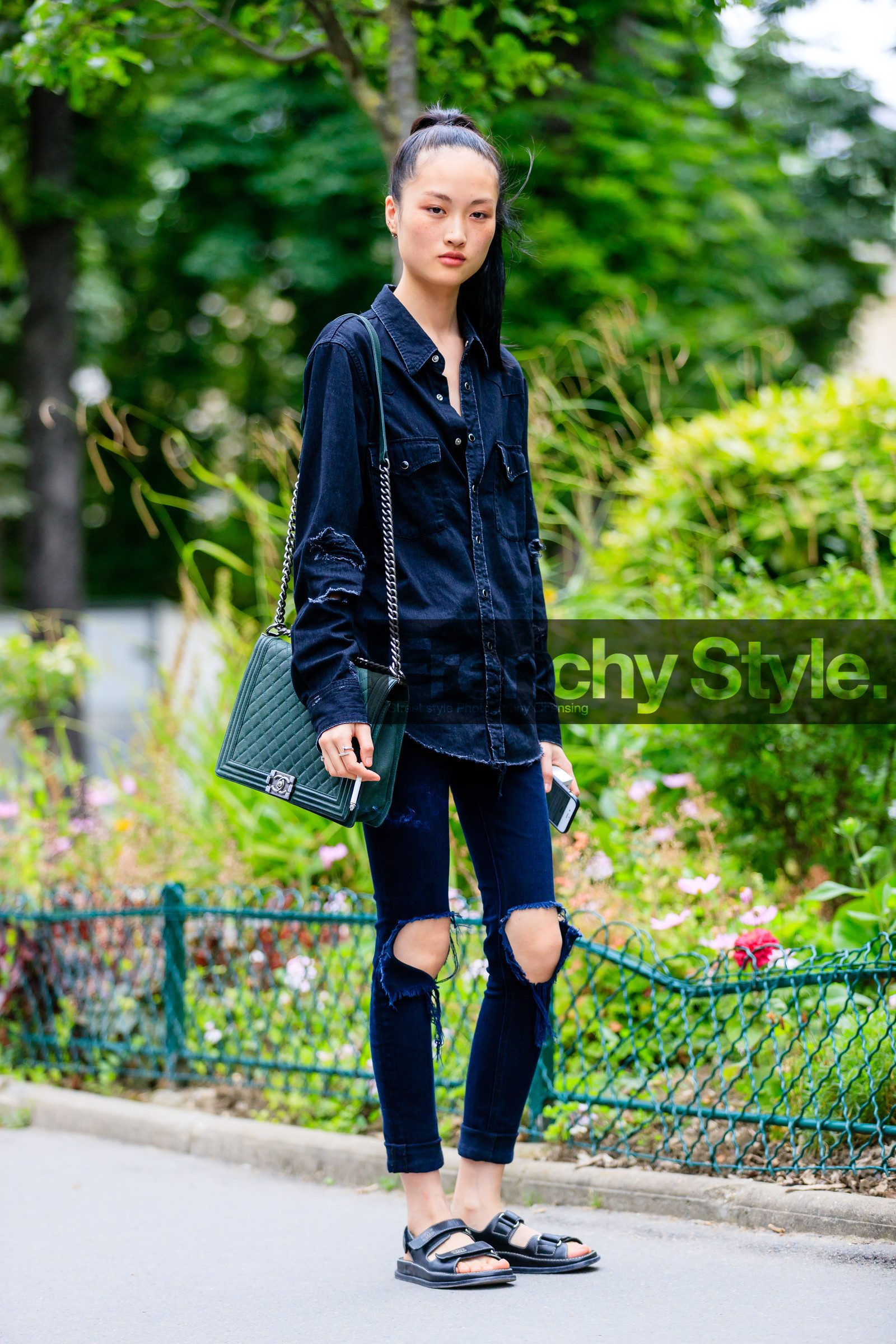 AUTUMN WINTER 2016-2017, AW 16-17, black sandals, black shoes, blue denim, blue shirt, boy bag, chanel, denim pants, denim shirt, emerald, FALL WINTER 2016-2017, fashion week, frenchystyle, full length, FW, FW 16-17, green bag, HAUTE COUTURE, jeans, jonathan paciullo, leather bag, leather shoes, MENSWEAR, model, PARIS, PFW, ripped pants, street style, trousers, vertical