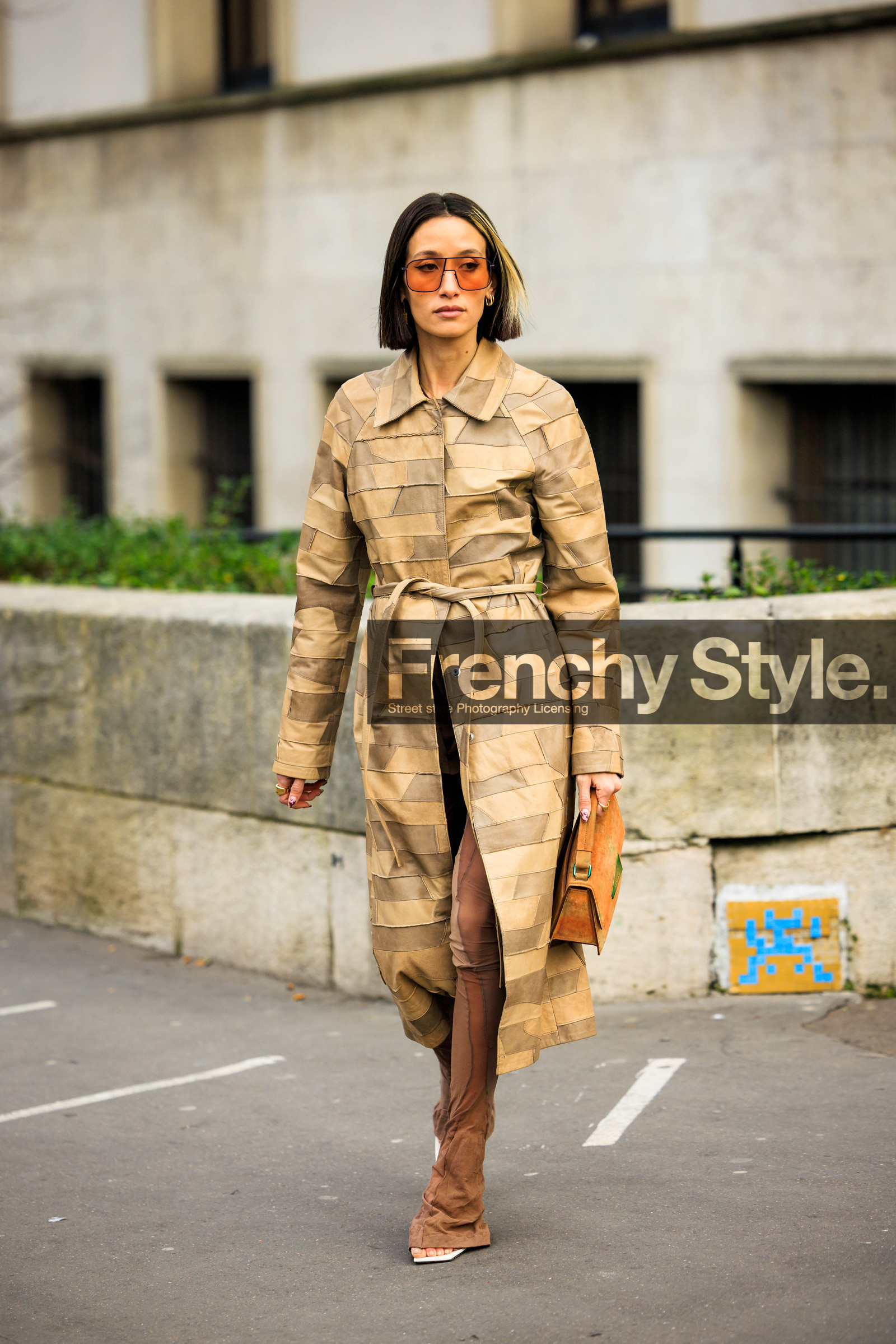 patched coat, pilot sunglasses, short hair, brown handbag, leather handbag, beige coat, leather coat, brown trousers, white sandals, alexandra guerain, street style, jonathan paciullo, FW, frenchystyle, fashion week, AUTUMN WINTER 2022-2023, FALL WINTER 2022_2023, FW 22-23, PFW, PARIS, full length, vertical