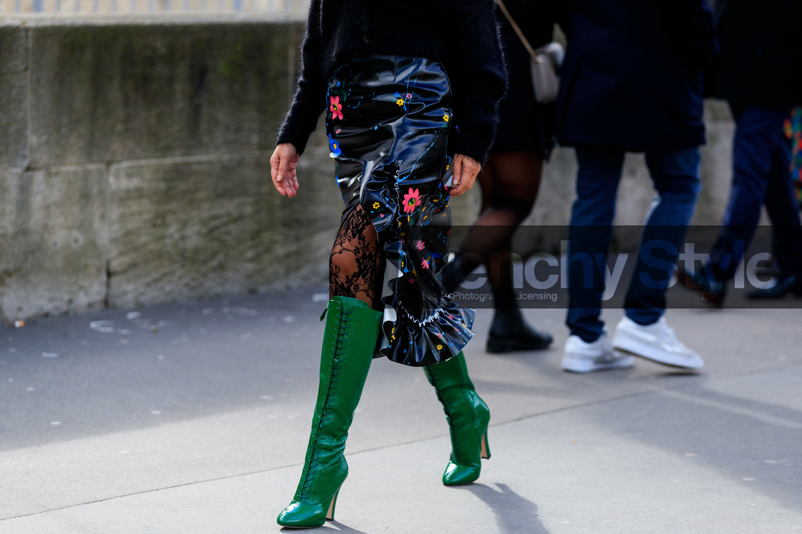 green leather boots, green polish boots, polish boots, laced boots, high boots, high heels boots, black tights, black vinyl skirt, mid long skirt, split skirt, floral printed skirt, multicolor skirt, pink skirt, blue skirt, ruffle skirt, embroidered tights, floral embroidered tights, legs detail, shoes detail, close up detail, elie saab look, elie saab shoes, elie saab skirt, fashion week, frenchystyle, FW, jonathan paciullo, street style, PFW, PARIS, horizontal, atmosphere details, detail