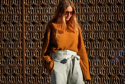 camel sweater, high waist, leather pants, pernille teisbaek, sunglasses, trousers, white pants, PARIS, PFW, street style, jonathan paciullo, FW, frenchystyle, fashion week, AUTUMN WINTER 2019-2020, AW 19-20, FALL WINTER 2019-2020, FW 19-20, horizontal, atmosphere details, detail