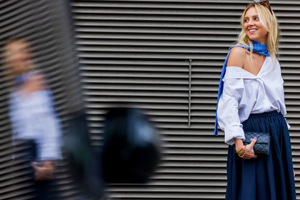 shirt, chanel bag, midi skirt, skirt, blue navy, blue, boots, sunglasses, scarf, foulard, fashion week, frenchystyle, FW, jonathan paciullo, street style, SPRING SUMMER 2022, SS 22, LFW, LONDON, horizontal, atmosphere details, detail