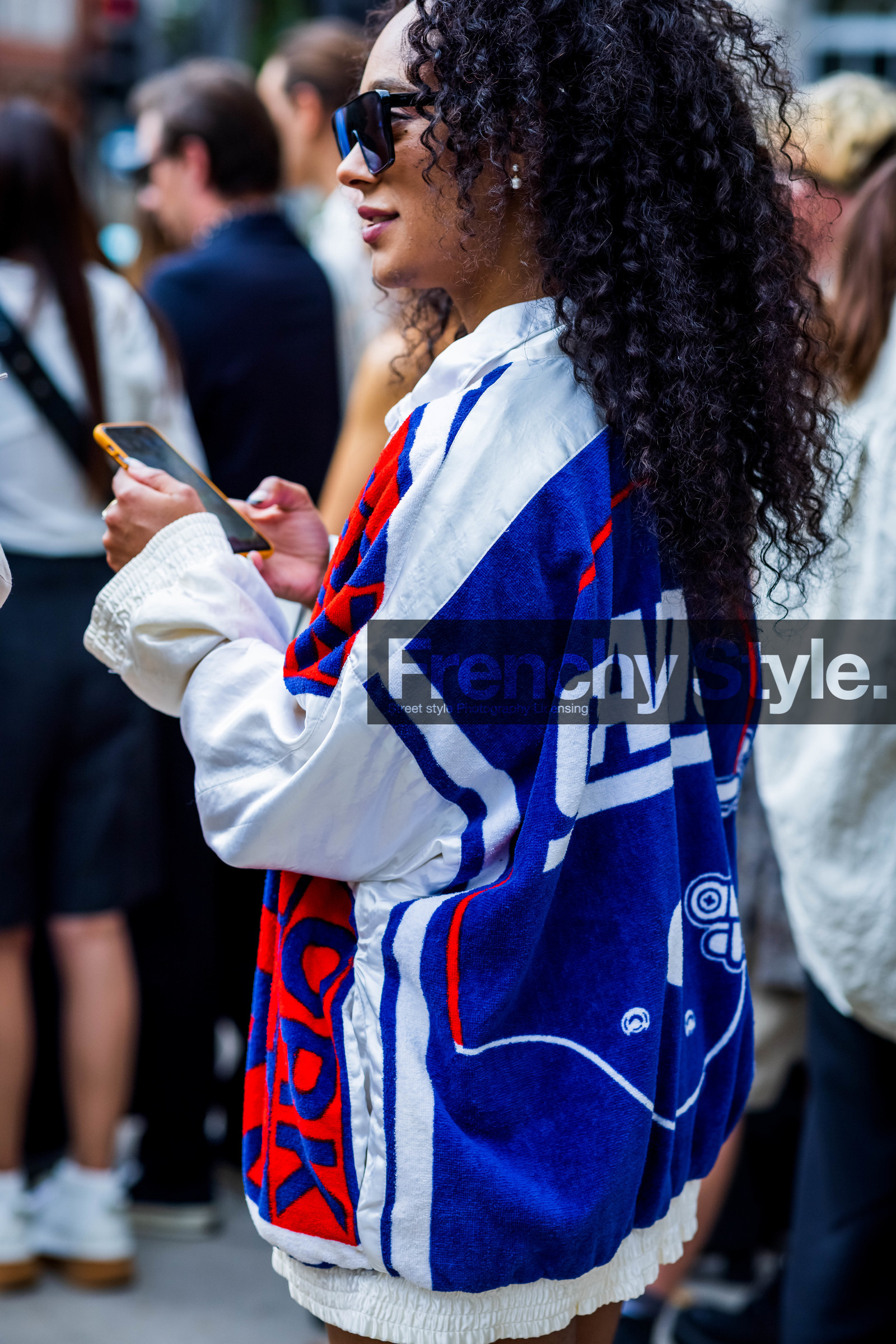 sweatshirt, white, blue, colorful, sunglasses, fashion week, frenchystyle, FW, jonathan paciullo, street style, SS 22, SPRING SUMMER 2022, LFW, LONDON, vertical, atmosphere details, detail