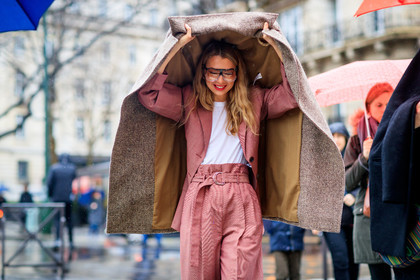 atmosphere details, AUTUMN WINTER 2017-2018, AW 17-18, blazer, brown coat, detail, FALL WINTER 2017-2018, fashion week, frenchystyle, fun sunglasses, FW, FW 17-18, high waist, horizontal, jonathan paciullo, PARIS, PFW, pink jacket, pink pants, roberta benteler, street style, sunglasses, trousers, white t shirt