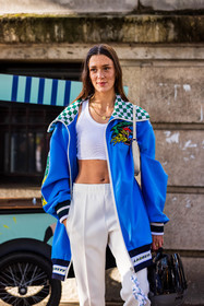 blue hoddie, bra, cropped top, hoddie, jogging, lacoste look, Maeva Marshall, oversize hoddie, print, white bra, white cropped top, white jogging, zipped hoddie, lacoste, fashion week, frenchystyle, FW, jonathan paciullo, street style, PFW, PARIS, SPRING SUMMER 2022, SS 22, vertical, atmosphere details