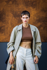 beige pants, beige trenchcoat, brown crop top, burberry trench, crop top, flare pants, pants, trenchcoat, street style, jonathan paciullo, FW, frenchystyle, fashion week, PFW, PARIS, SPRING SUMMER 2022, SS 22, vertical, atmosphere details, model