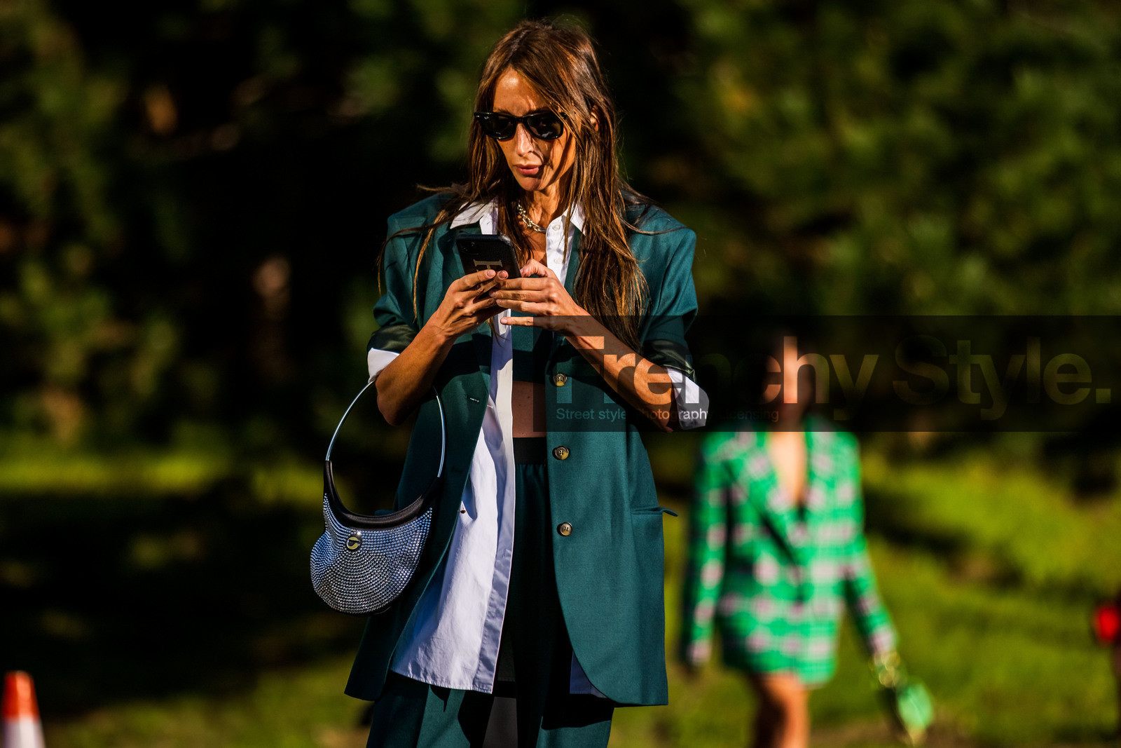 bag, blazer, Chloé Harrouche, green blazer, green pants, pants, rayban, shirt, smartphone, strass, strass bag, suit, sunglasses, white shirt, street style, jonathan paciullo, FW, frenchystyle, fashion week, PFW, PARIS, SPRING SUMMER 2022, SS 22, horizontal, atmosphere details