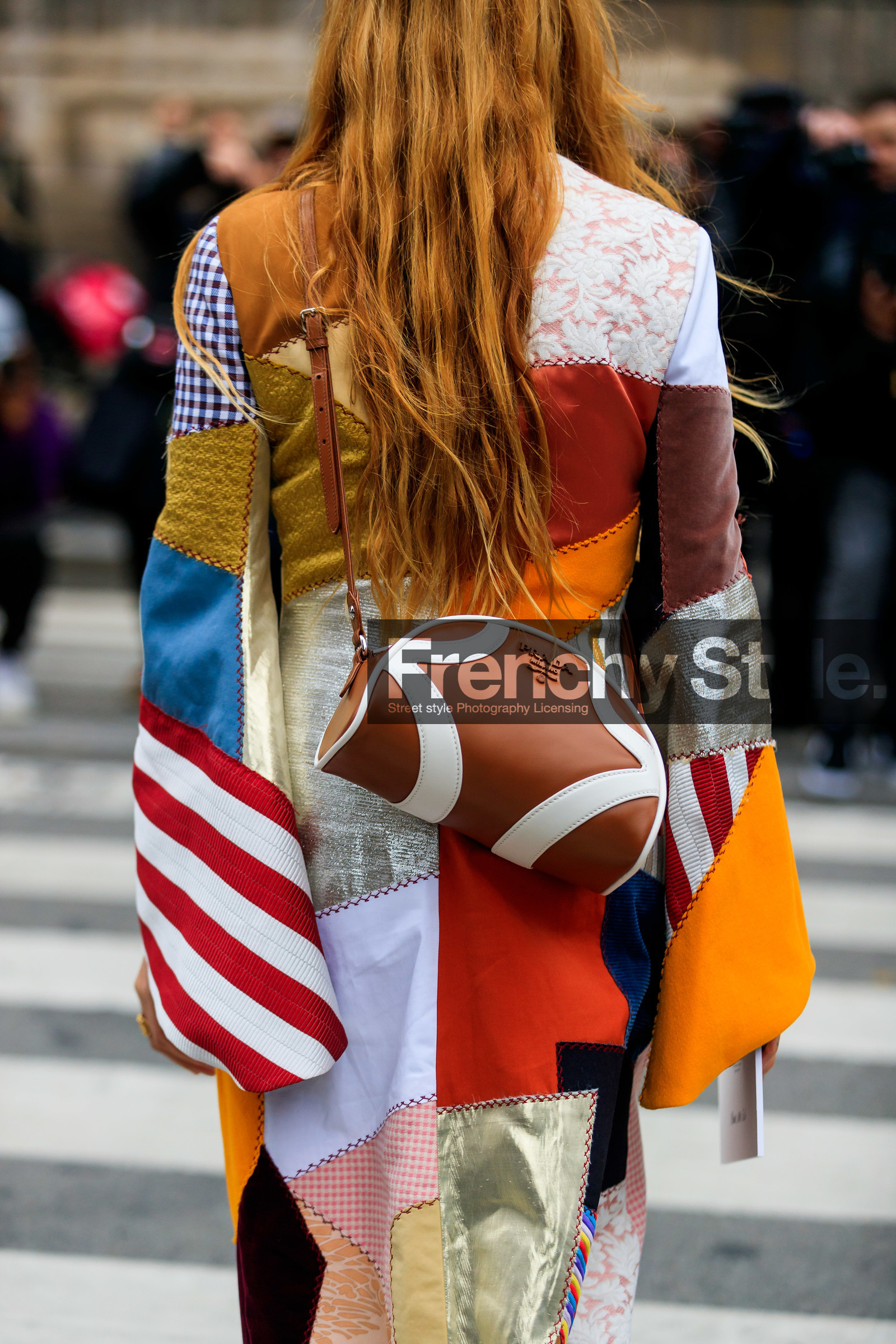 blanca miro scrimieri, camel leather bag, white leather bag, bicolor bag, crossbody bag, bag detail, back details, prada bag, patchwork dress, multicolor dress, red dress, lurex dress, striped dress, long sleeves dress, brocart dress, checked dress, fashion week, frenchystyle, FW, jonathan paciullo, street style, PFW, PARIS, AUTUMN WINTER 2020-2021, FALL WINTER 2020-2021, FW 20-21, vertical, atmosphere details, detail