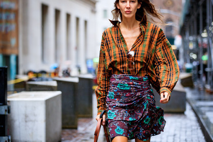 brown shirt, checked, estelle pigault, floral, flowers, graphic shirt, graphic skirt, plaid, printed shirt, printed skirt, purple skirt, tartan, street style, jonathan paciullo, FW, frenchystyle, fashion week, NYFW, NEW YORK, SPRING SUMMER 2019, SS 19, atmosphere details, horizontal, detail