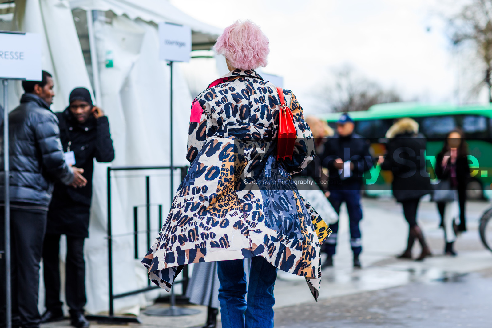 animal print, atmosphere details, AUTUMN WINTER 2016-2017, AW 16-17, back detail, detail, dyed hair, FALL WINTER 2016-2017, fashion week, frenchystyle, FW, FW 16-17, horizontal, jonathan paciullo, leather bag, leopard coat, leopard print, olga karput, PARIS, PFW, pink hair, printed coat, red bag, street style