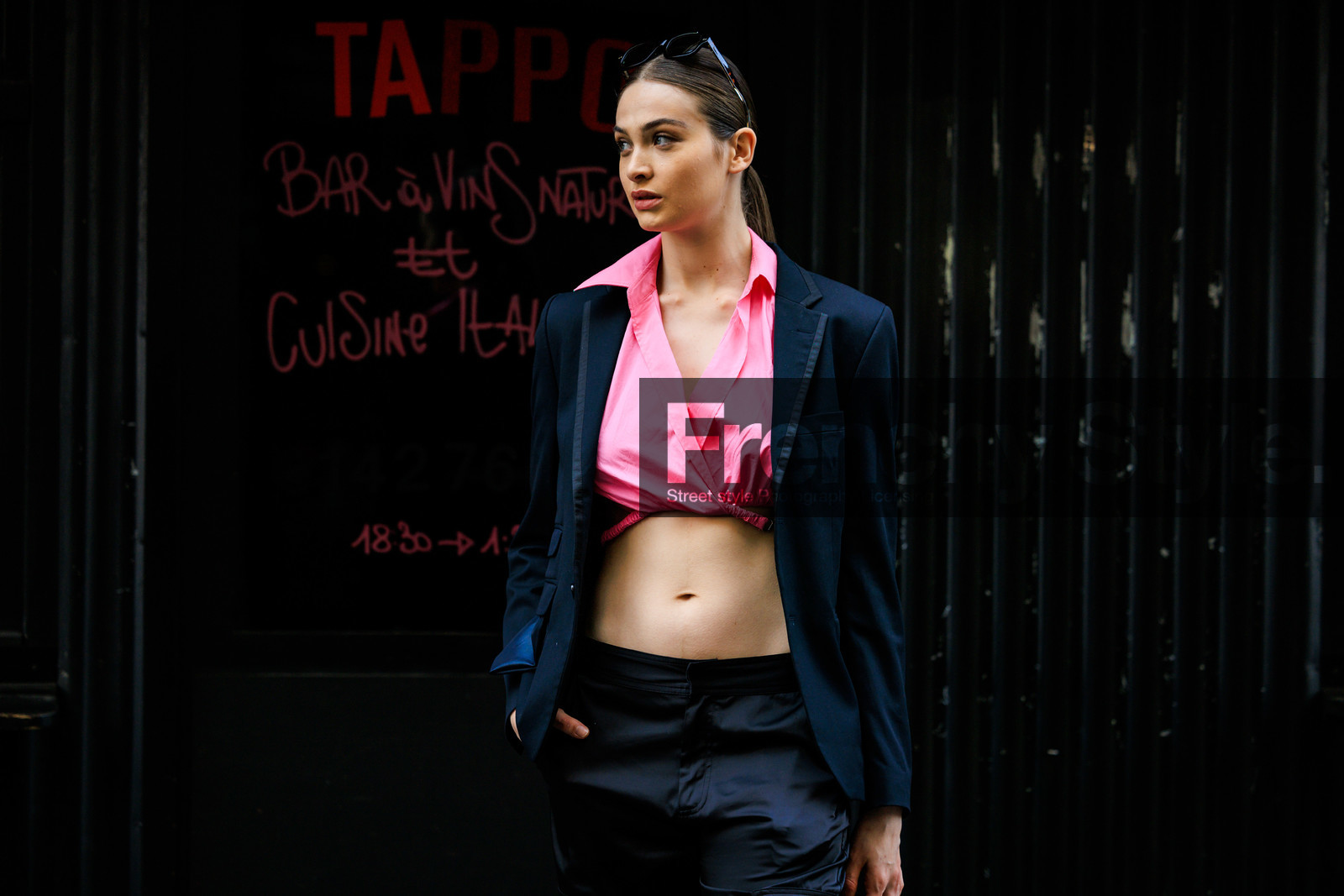 pink cropped top, pink top, black blaze, black trousers, model, street style, jonathan paciullo, FW, frenchystyle, fashion week, AUTUMN WINTER 2022-2023, FALL WINTER 2022_2023, FW 22-23, PFW, PARIS, horizontal, atmosphere details, detail