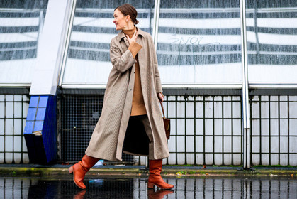 atmosphere details, AUTUMN WINTER 2017-2018, AW 17-18, beige coat, beige sweater, brown boots, FALL WINTER 2017-2018, fashion week, frenchystyle, full length, FW, FW 17-18, high heels, horizontal, jo ellison, jonathan paciullo, leather shoes, PARIS, PFW, street style, trousers