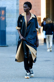black trench coat, beige trench coat, bicolor trench coat, satin trenchcoat, black pants, polish pants, converse shoes, black sneackers, fashion week, frenchystyle, FW, jonathan paciullo, street style, MFW, MILAN, SPRING SUMMER 2021, SS 21, vertical, full length, model