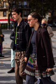 black jacket, blazer, brown blazer, brown couple, clip, denim, derbies, Ella Emhoff, hairstyle, jean, knitwear, mini skirt, pants, pleated skirt, print, printed skirt, Samuel Hine, skirt, stripes, fashion week, frenchystyle, FW, jonathan paciullo, street style, PFW, PARIS, SPRING SUMMER 2022, SS 22, vertical, atmosphere details