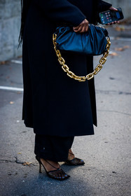 bag, black bag, black coat, black pants, black sandals, bottega veneta bag, bottega veneta shoes, chain bag, close up, detail, leather bag, long coat, sandals, fashion week, frenchystyle, FW, jonathan paciullo, street style, PFW, PARIS, SPRING SUMMER 2022, SS 22, vertical, atmosphere details