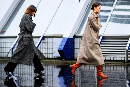 atmosphere details, AUTUMN WINTER 2017-2018, AW 17-18, beige coat, beige sweater, black pants, black shoes, brown boots, FALL WINTER 2017-2018, fashion week, frenchystyle, full length, FW, FW 17-18, grey coat, high heels, horizontal, jo ellison, jonathan paciullo, leather shoes, PARIS, PFW, street style, trousers