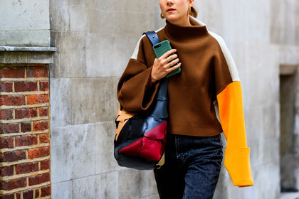 black denim, brown sweater, denim pants, earrings, graphic bag, graphic sweater, jeans, leather bag, multicolor bag, printed bag, printed sweater, trousers, fashion week, frenchystyle, FW, jonathan paciullo, street style, LFW, LONDON, SPRING SUMMER 2019, SS 19, atmosphere details, horizontal, detail