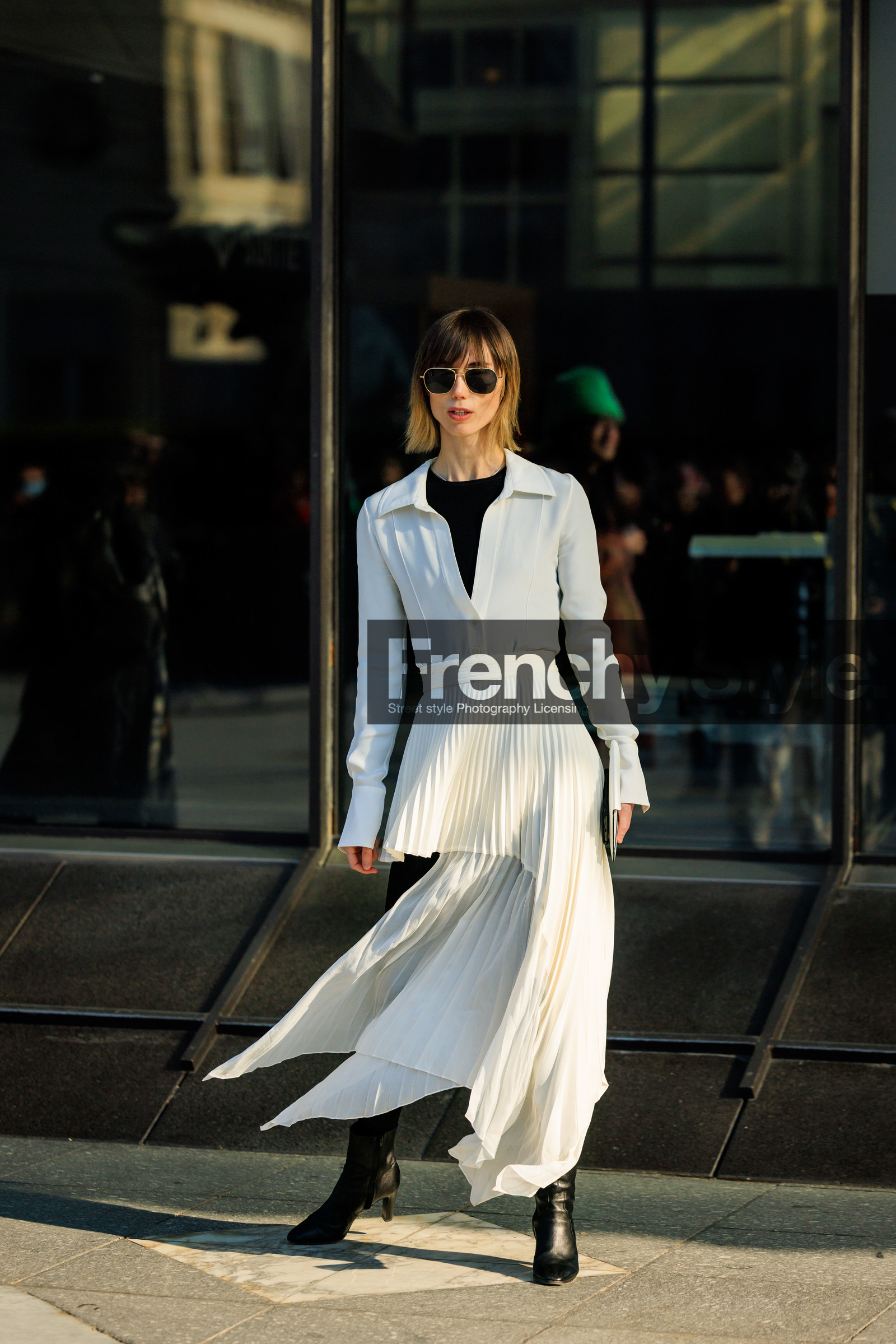 white dress, assymetrical dress, longdress, pleated dress, black top, black sunglasses, louis vuitton, anya ziourova, street style, jonathan paciullo, FW, frenchystyle, fashion week, AUTUMN WINTER 2022-2023, FALL WINTER 2022_2023, FW 22-23, PFW, PARIS, full length, vertical, black boots