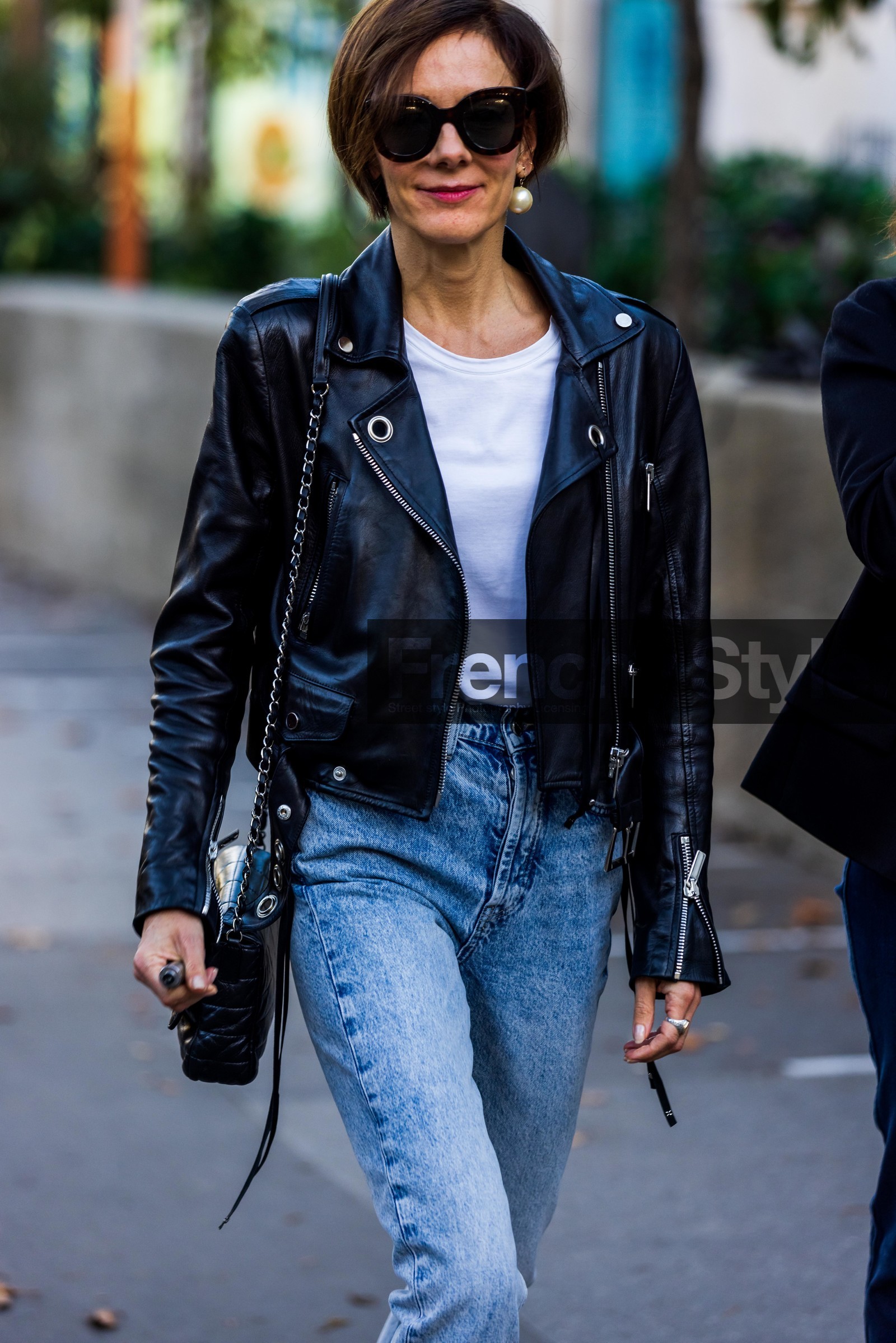 bag, black bag, black perfecto, blue jean, chanel bag, denim, earrings, jean, leather bag, leather jacket, leather perfecto, oversize sunglasses, pearl, perfecto, quilted bag, sunglasses, t-shirt, white t-shit, fashion week, frenchystyle, FW, jonathan paciullo, street style, PFW, PARIS, SPRING SUMMER 2022, SS 22, vertical, atmosphere details