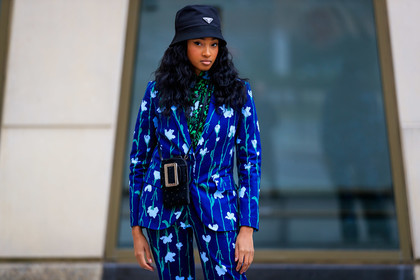 candace marie, black hat, prada hat, navy blue jacket, navy blue pants, navy blue suits, floral printed jacket, floral printed pants, floral printed shirt, green shirt, light blue jacket, light blue pants, light blue suits, fur bag, black bag, studs details bag, big buckle bag, crossbody bag, mini bag, fashion week, frenchystyle, FW, jonathan paciullo, street style, NYFW, NEW YORK, AUTUMN WINTER 2020-2021, FALL WINTER 2020-2021, FW 20-21, horizontal, atmosphere details, detail