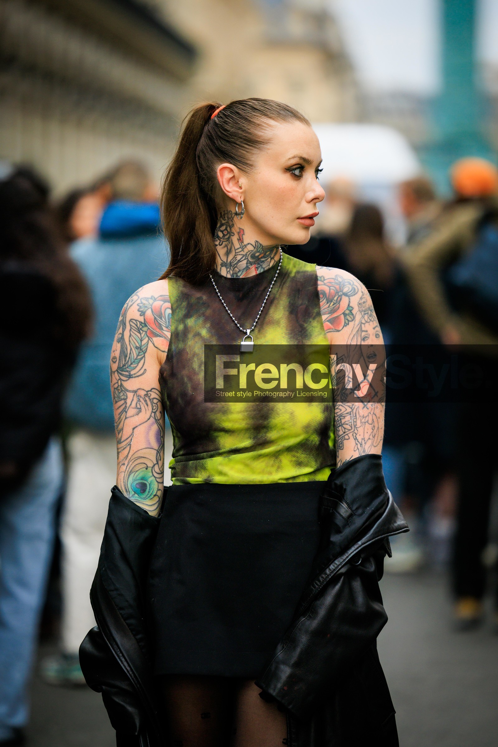 tatoos, tie dye tanktop, loop earrings, pony tail, mini skirt, black jacket, leather jacket, silver necklace, lock pendant necklace, fashion week, frenchystyle, FW, jonathan paciullo, street style, AUTUMN WINTER 2022-2023, FALL WINTER 2022_2023, FW 22-23, PFW, PARIS, vertical, detail