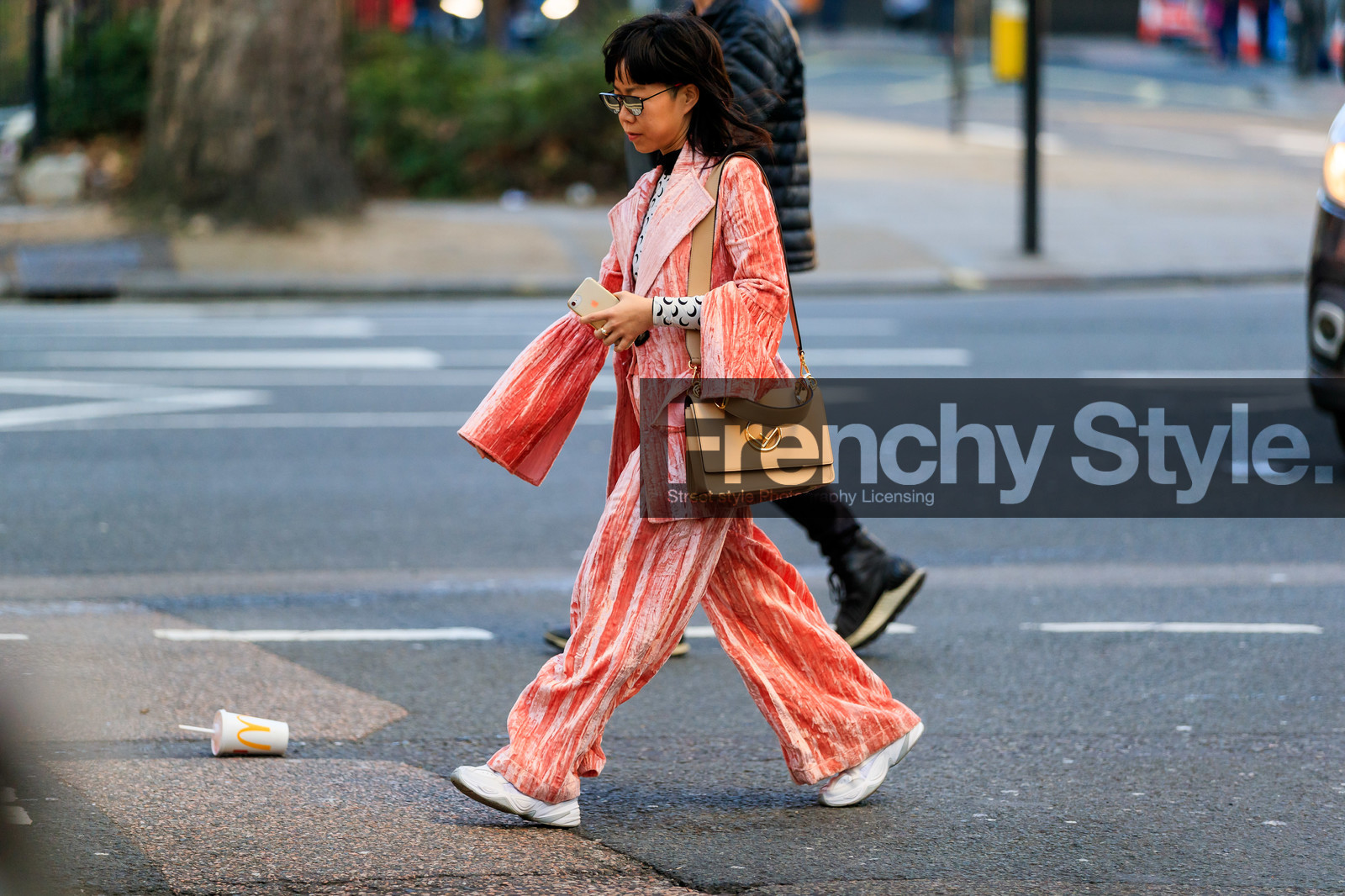 beige bag, fendi, leather bag, leather shoes, marine serre, pink jacket, pink pants, pink suit, sunglasses, trousers, velvet, white sneakers, street style, jonathan paciullo, FW, frenchystyle, fashion week, LFW, LONDON, AUTUMN WINTER 2019-2020, AW 19-20, FW 19-20, FALL WINTER 2019-2020, horizontal, atmosphere details, full length