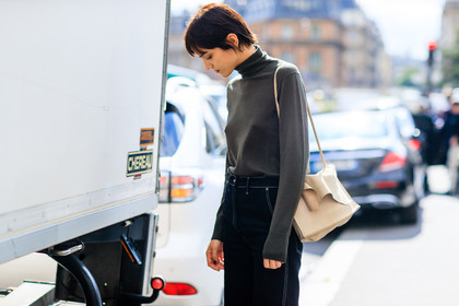 atmosphere details, blue denim, denim pants, detail, fashion week, frenchystyle, FW, grey sweater, horizontal, jeans, jonathan paciullo, leather bag, model, PARIS, PFW, SPRING SUMMER 2017, SS 17, street style, trousers, turtleneck sweater, white bag