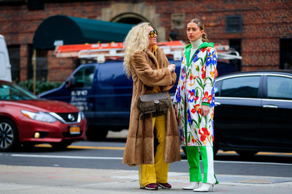 brown bag, brown coat, brown fur, chanel handbag, embroidered coat, embroideries, floral, flowers, fringes, Fur coat, graphic bag, graphic jacket, graphic pants, green pants, high heels, hood, hoodie, leather bag, leather shoes, printed bag, printed coat, printed jacket, printed pants, red sneakers, sweatpants, trousers, white coat, white shoes, white sweater, yellow pants, yellow sweater, street style, jonathan paciullo, FW, frenchystyle, fashion week, NYFW, NEW YORK, AUTUMN WINTER 2018-2019, AW 18-19, FALL WINTER 2018-2019, FW 18-19, atmosphere details, horizontal, full length, emili sindlev