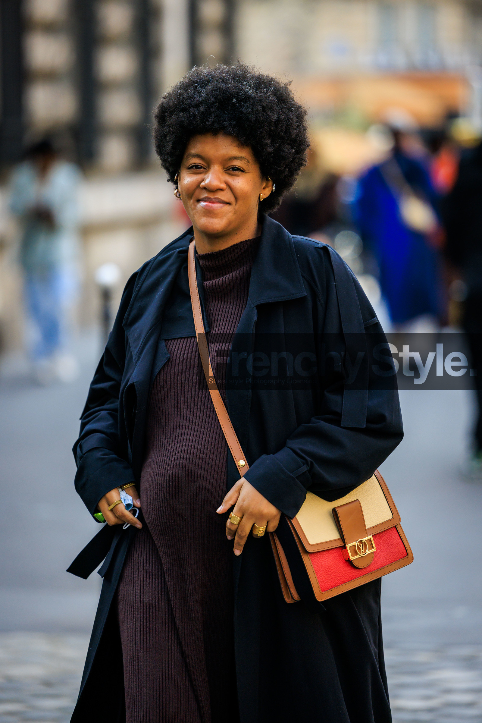 afro hair, crossbody bag, louis vuitton bag, multicolor bag, black trench, knitted dress, close up, street style, jonathan paciullo, FW, frenchystyle, fashion week, AUTUMN WINTER 2022-2023, FALL WINTER 2022_2023, FW 22-23, PFW, PARIS, vertical, detail, brown dress