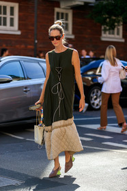 jacquemus shoes, brown leather shoes, green heel, geometrical heel, quilted dress, white leather bag, animal skin bag, chain strap bag, golden chain strap bag, bucket bag, kaki dress, laced dress, sleeveless dress, beige dress, bicolor dress, brown scale sunglasses, fashion week, frenchystyle, FW, jonathan paciullo, street style, vertical, full length