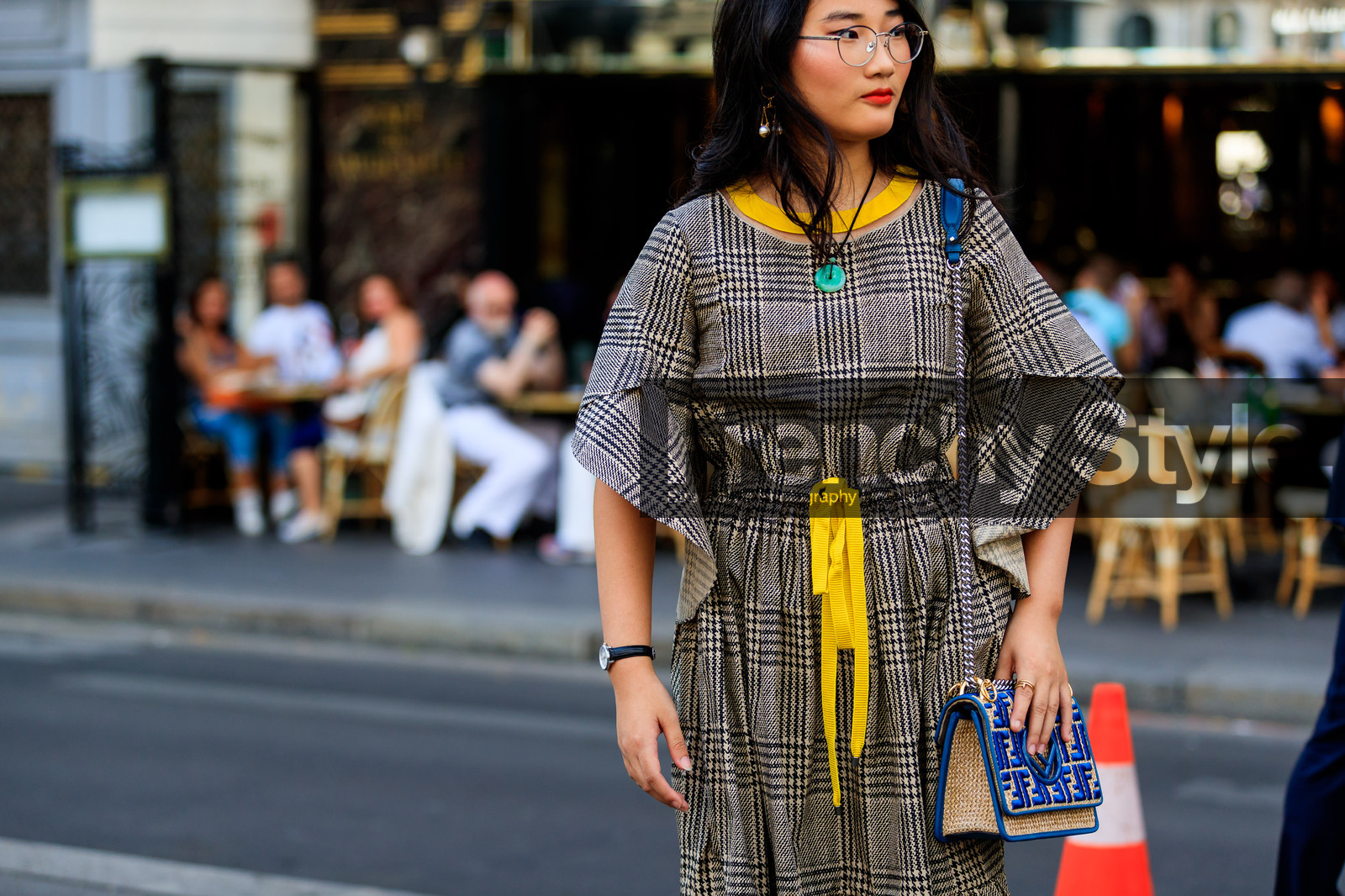 blue bag, brown dress, checked, fendi, graphic bag, graphic dress, houndstooth pattern, leather bag, monogram, plaid, printed bag, printed dress, yellow, yellow belt, PFW, fashion week, frenchystyle, FW, jonathan paciullo, street style, PARIS, horizontal, atmosphere details, detail, AUTUMN WINTER 2018-2019, FALL WINTER 2018-2019, FW 18-19