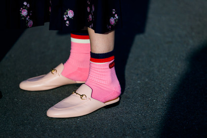 gucci, leather shoes, loafers, pink shoes, pink socks, fashion week, frenchystyle, FW, jonathan paciullo, street style, MFW, MILAN, AUTUMN WINTER 2019-2020, AW 19-20, FALL WINTER 2019-2020, FW 19-20, atmosphere details, detail, horizontal