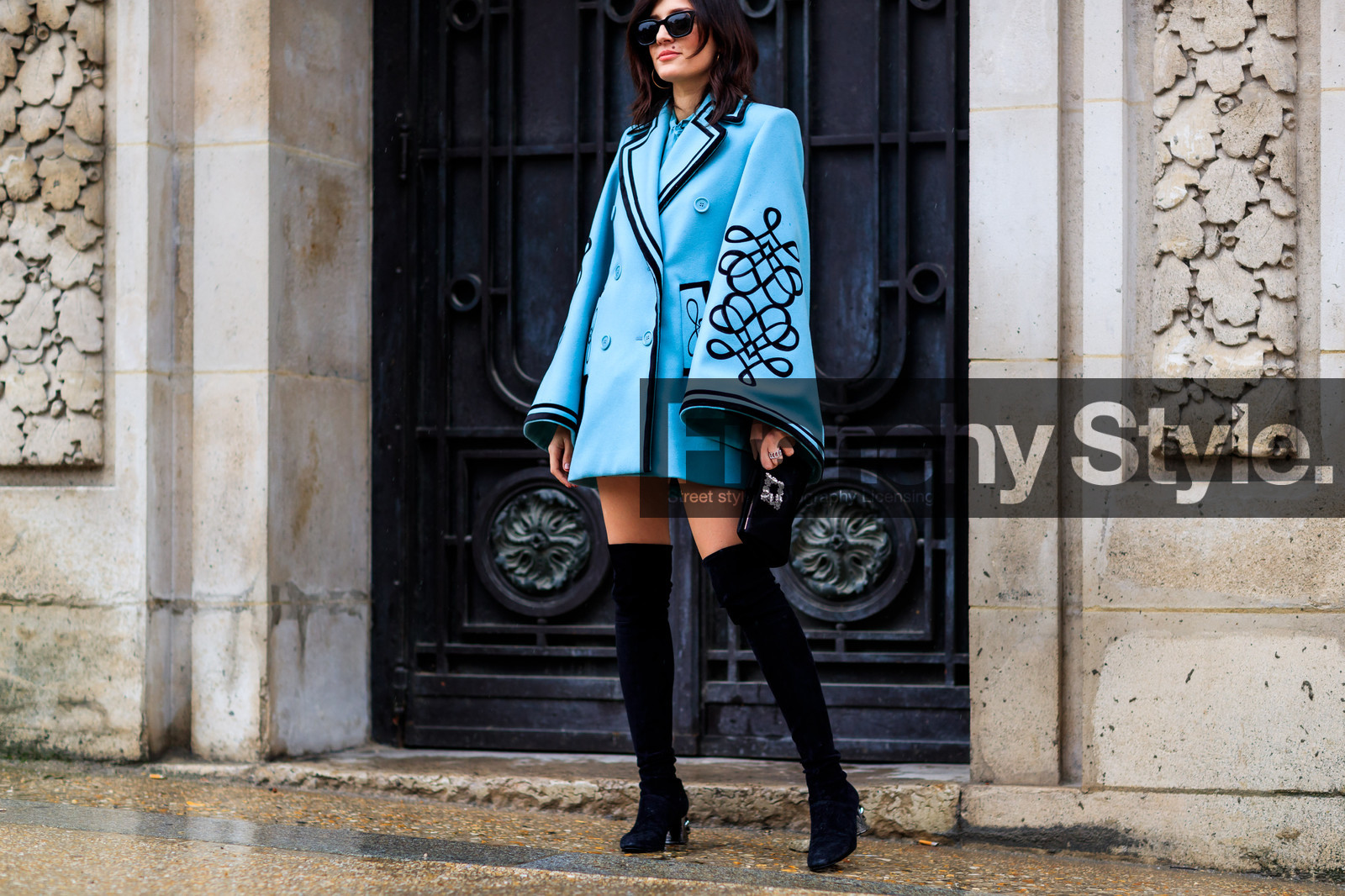 atmosphere details, AUTUMN WINTER 2017-2018, AW 17-18, black bag, black shoes, blue coat, detail, eleonora carisi, FALL WINTER 2017-2018, fashion week, frenchystyle, FW, FW 17-18, graphic jacket, high boots, high heels, horizontal, jonathan paciullo, leather bag, leather shoes, PARIS, PFW, printed coat, printed jacket, street style, sunglasses