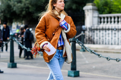 atmosphere details, AUTUMN WINTER 2017-2018, AW 17-18, blue denim, brown jacket, denim pants, detail, FALL WINTER 2017-2018, fashion week, frenchystyle, fur collar, FW, FW 17-18, horizontal, jeans, jennifer neyt, jonathan paciullo, PARIS, PFW, shearling, street style, trousers