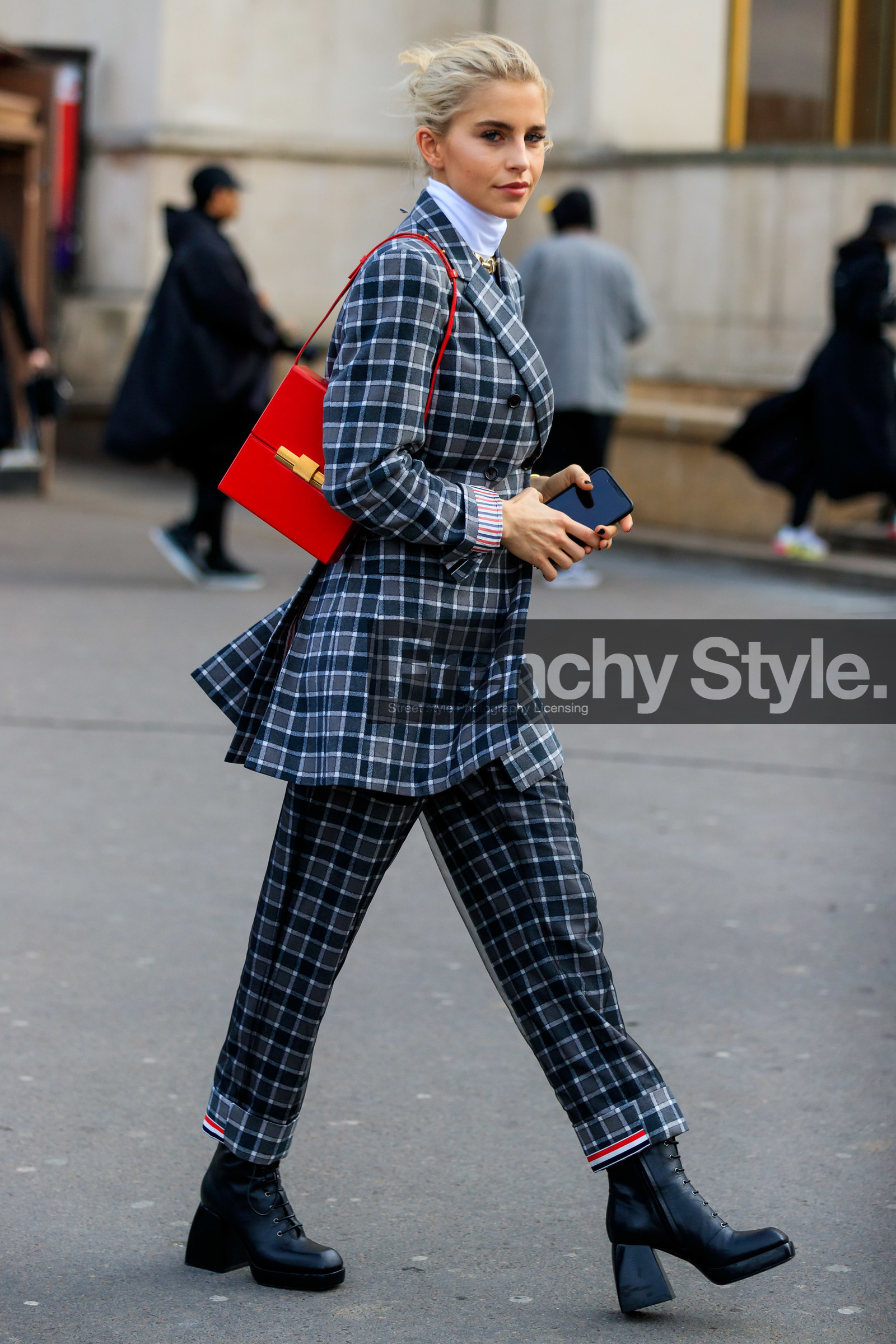 caro daur, red leather bag, shoulder bag, box bag, square shape bag, grey jacket, grey pants, grey suits, checked jacket, checked pants, checked suits, dark grey jacket, dark grey pants, dark grey suits, black leather boots, laced boots, big heels, high heels boots, nodaleto boots, turtleneck top, white top, golden necklace, big chain necklace, fashion week, frenchystyle, FW, jonathan paciullo, street style, PFW, PARIS, AUTUMN WINTER 2020-2021, FALL WINTER 2020-2021, FW 20-21, vertical, full length