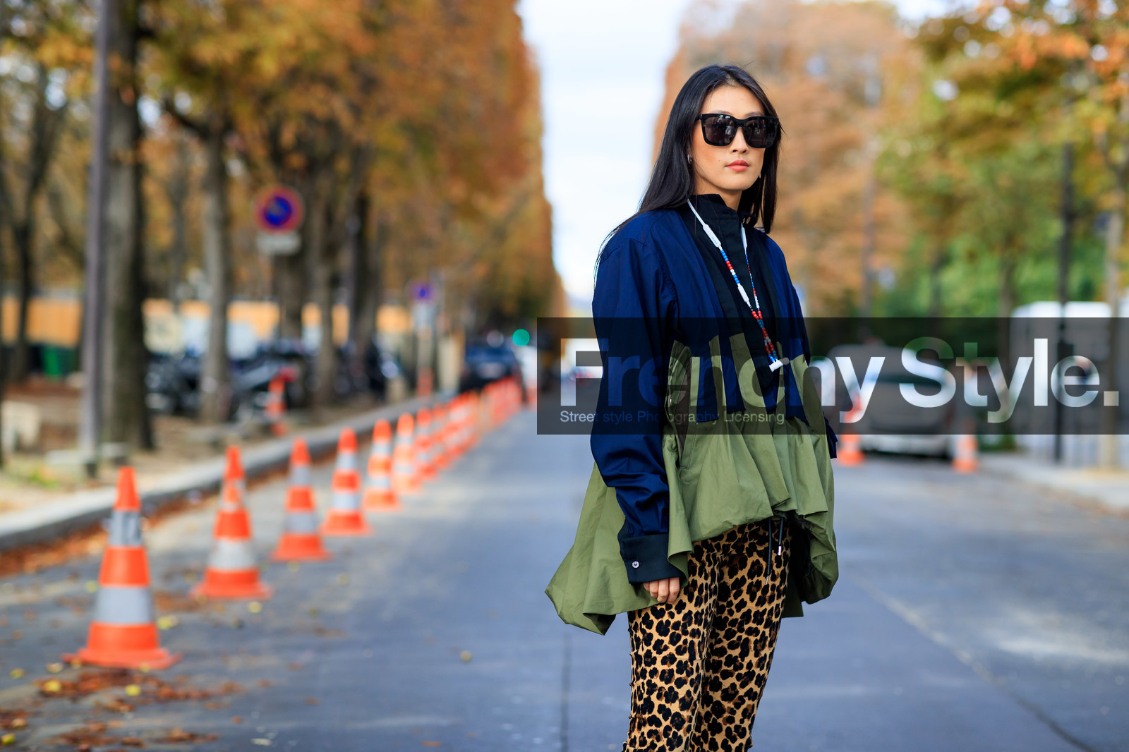 justine lee, kaki jacket, navy blue jacket, zipped jacket, raincoat, leopard printed pants, black sunglasses, big sunglasses, square shape glasses, sacai necklace, airpod, PARIS, PFW, SPRING SUMMER 2020, SS 20, fashion week, frenchystyle, FW, jonathan paciullo, street style, horizontal, atmosphere details, detail