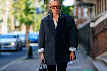 brown scale sunglasses, square glasses, big earrings, oversize jacket, dark grey jacket, white shirt, black and silvered earrings, plastic earrings, plastic earrings, fashion week, frenchystyle, FW, jonathan paciullo, street style, atmosphere details, horizontal, detail