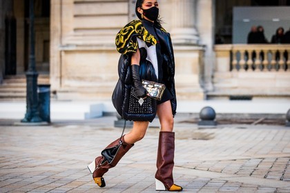 Aleali May, black dress, black gloves, black mitten, black puffer, boots, brown boots, brown clutch, clutch, color, facial mask, gloves, high boots, leather boots, leather mitten, logo print, louis vuitton clutch, louis vuitton look, mitten, oversize coat, pink makeup, print, puffer, sleeveless puffer, studs, fashion week, frenchystyle, FW, jonathan paciullo, street style, PFW, PARIS, SPRING SUMMER 2022, SS 22, horizontal, atmosphere details