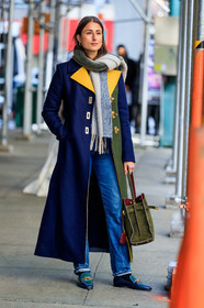 julia haghjoo, navy blue coat, yellow coat, kaki coat, grey scarf, white scarf, fringe scarf, woolen scarf, tory burch bag, tory burch coat, blue jeans, kaki bag, suede bag, celine shoes, navy blue leather shoes, leather loafers, golden buckle shoes, fashion week, frenchystyle, FW, jonathan paciullo, street style, NYFW, NEW YORK, AUTUMN WINTER 2020-2021, FALL WINTER 2020-2021, FW 20-21, vertical, full length