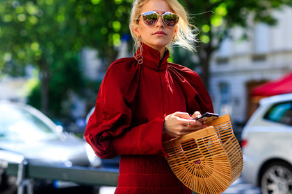 atmosphere details, caro daur, detail, earrings, fashion week, frenchystyle, FW, graphic bag, horizontal, jonathan paciullo, MENSWEAR, PARIS, PFW, red dress, ruffles, SPRING SUMMER 2018, SS 18, straw bag, street style, sunglasses