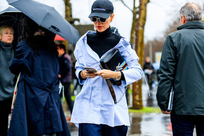 atmosphere details, AUTUMN WINTER 2017-2018, AW 17-18, balenciaga, black bag, black cap, black turtleneck, blue shirt, christian dior, detail, FALL WINTER 2017-2018, fashion week, frenchystyle, FW, FW 17-18, graphic bag, horizontal, jonathan paciullo, leather bag, louis vuitton, PARIS, PFW, printed bag, printed shirt, street style, striped shirt, sunglasses
