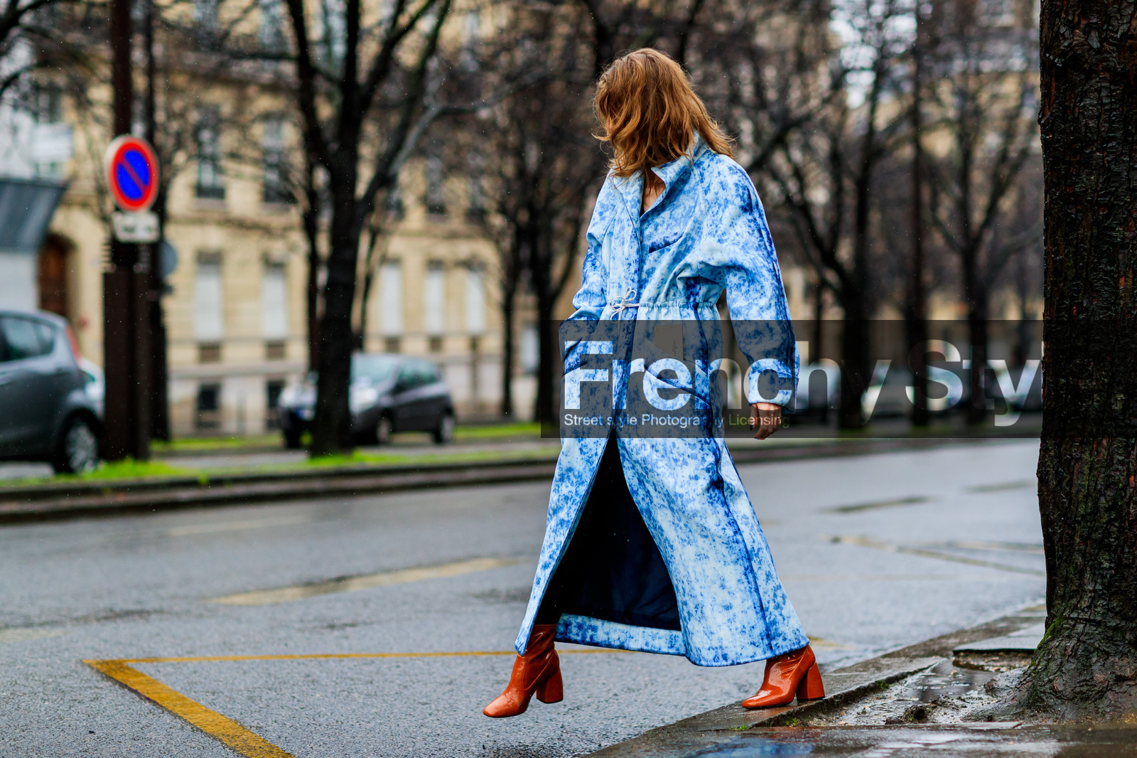 atmosphere details, AUTUMN WINTER 2017-2018, AW 17-18, blue denim, camel boots, denim coat, FALL WINTER 2017-2018, fashion week, frenchystyle, full length, FW, FW 17-18, high heels, horizontal, jonathan paciullo, leather shoes, PARIS, PFW, printed coat, street style, tie & die