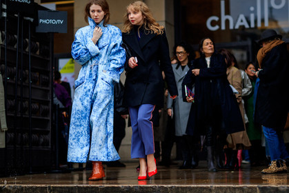 atmosphere details, AUTUMN WINTER 2017-2018, AW 17-18, black jacket, blue denim, blue pants, camel boots, denim coat, FALL WINTER 2017-2018, fashion week, frenchystyle, full length, FW, FW 17-18, high heels, horizontal, jonathan paciullo, leather shoes, PARIS, PFW, printed coat, red shoes, street style, tie & die, trousers