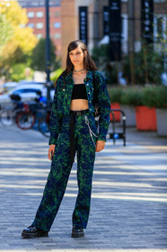 model, animal print jacket, animal print pants, cropped jacket, green jacket, navy blue jacket, green pants, navy blue pants, black top, cropped top, black bra, silver necklace, silvered chain necklace, oversize pants, chain details, chain belt, strap belt, black leather boots, laced shoes, fashion week, frenchystyle, FW, jonathan paciullo, street style, vertical, full length