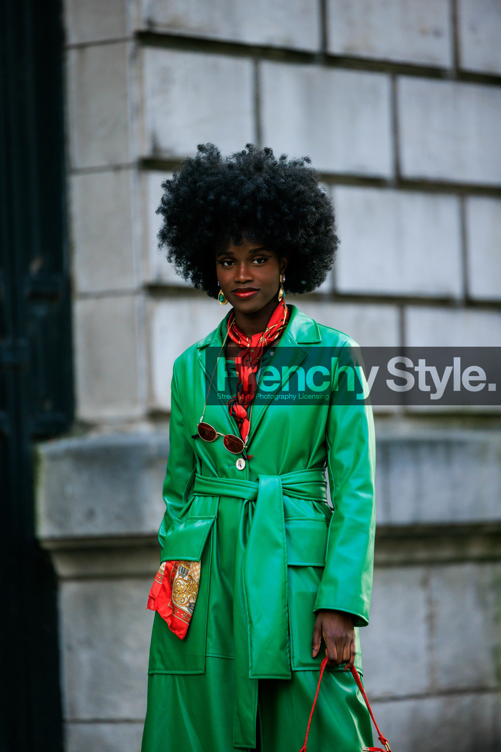 big earrings, golden earrings, printed scarf afro hair, red scarf, green trench coat, long trench, red sunglasses, street style, jonathan paciullo, FW, frenchystyle, fashion week, AUTUMN WINTER 2022-2023, FALL WINTER 2022_2023, FW 22-23, PARIS, PFW, vertical, detail