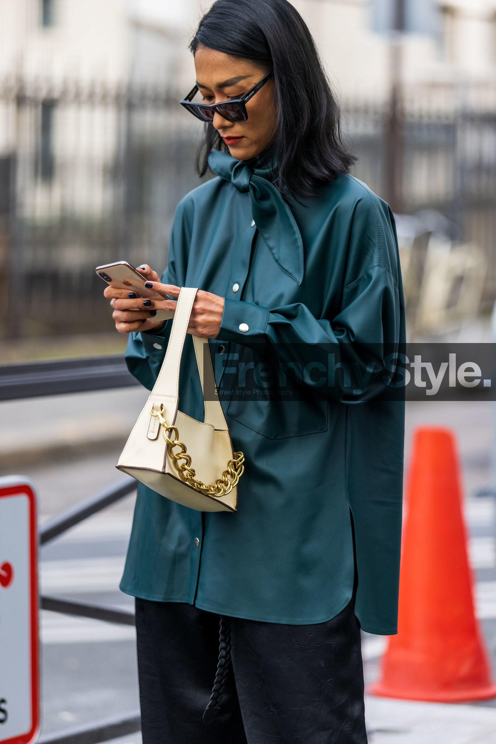 bag, black pants, black sunglasses, bow shirt, chain bag, cream bag, flare pants, fluid pants, gold chain, green shirt, leather bag, leather shirt, manu atelier bag, Pornwika Spiecker, shirt, slipt pants, sunglasses, fashion week, frenchystyle, FW, jonathan paciullo, street style, PFW, PARIS, SPRING SUMMER 2022, SS 22, vertical, atmosphere details