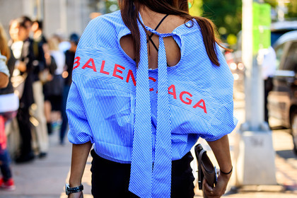 atmosphere details, back detail, balenciaga, beige bag, blue shirt, detail, fashion week, frenchystyle, FW, horizontal, jonathan paciullo, leather bag, men shirt, navy skirt, NEW YORK, NYFW, printed shirt, SPRING SUMMER 2018, SS 18, street style, striped shirt, stripes, trousers