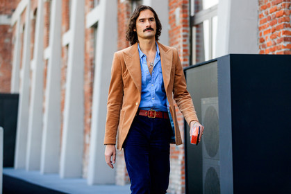 blazer, blue pants, blue shirt, brown jacket, necklace, red belt, trousers, velvet, fashion week, frenchystyle, FW, jonathan paciullo, street style, MFW, MILAN, AUTUMN WINTER 2018-2019, FALL WINTER 2018-2019, FW 18-19, horizontal, atmosphere details